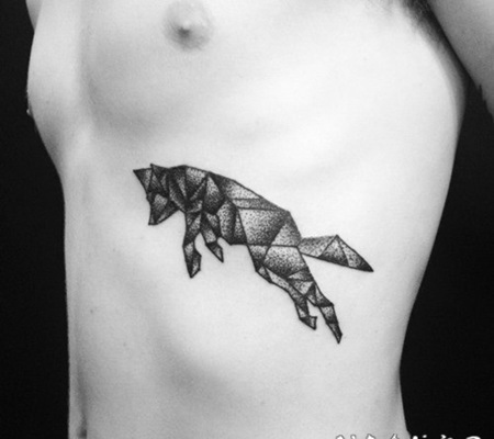 侧肋点刺黑色的抽象狐狸几何纹身图案