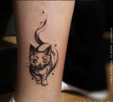 脚踝神秘的猫和双色眼睛纹身图案