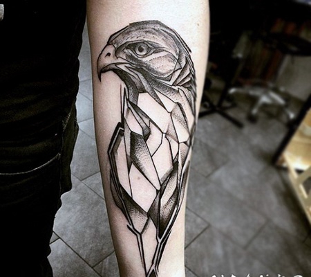 手臂抽象的黑白鹰雕像纹身图案