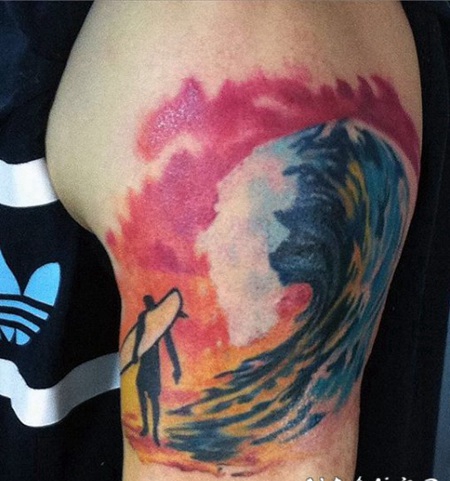 大臂丰富多彩的冲浪者纹身图案