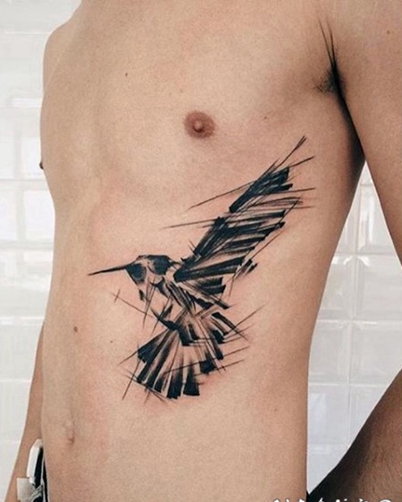 侧肋黑色的抽象乌鸦纹身图案