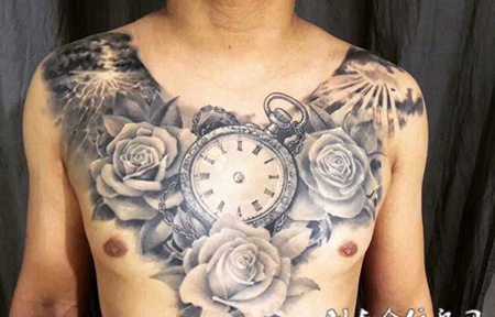 斑驳时间的美丽，胸部玫瑰花怀表纹身图案