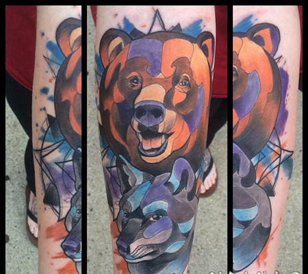 手臂水彩画风格大熊头部与狼纹身图案