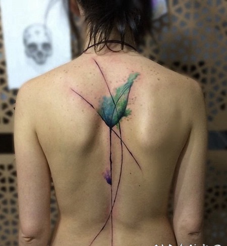 背部抽象风格的彩色花卉纹身图案