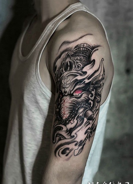 霸气，手臂上的象神纹身图案