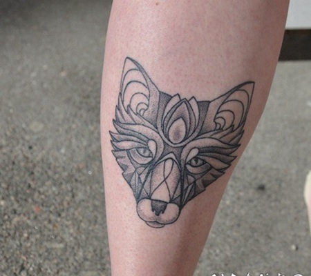 小腿抽象风格黑色的狐狸头纹身图案