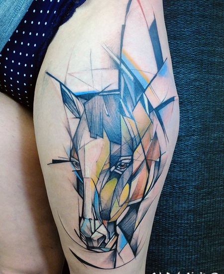 大腿令人难以置信的抽象多彩马头纹身图案