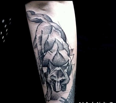 手臂抽象风格黑色邪恶狐狸纹身图案