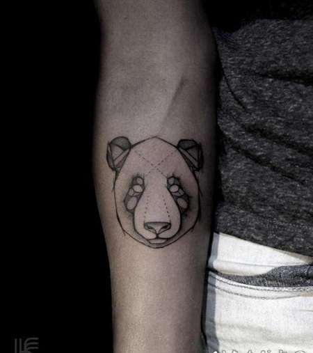 手臂抽象风格迷你黑色熊猫头纹身图案