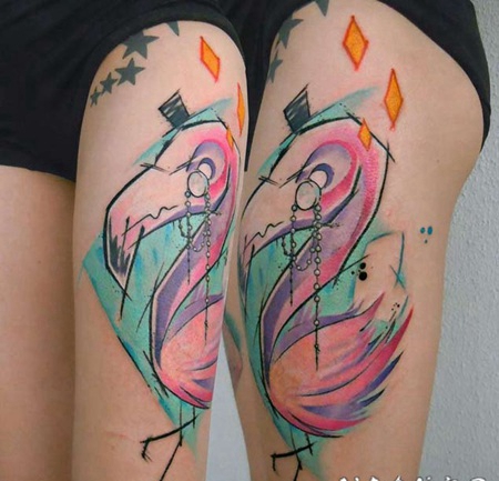 大腿五彩的绅士火烈鸟纹身图案