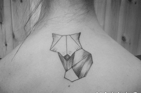 背部黑色的小狐狸简约纹身图案