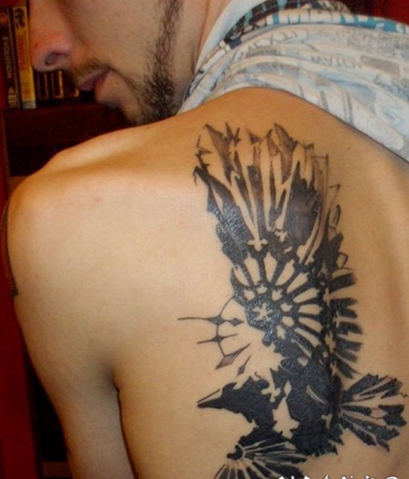 背部令人印象深刻的抽象风格黑色鹰纹身图案