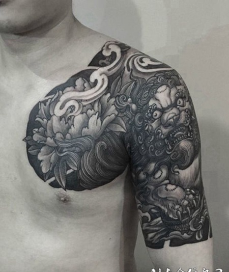 神兽报喜，传统唐狮牡丹半甲纹身