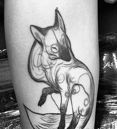 小臂黑色的抽象狐狸纹身图案