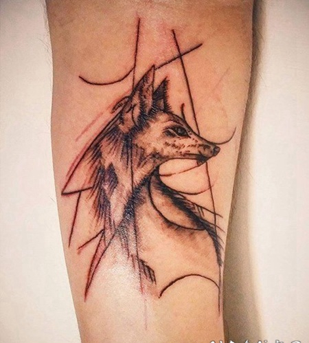 手臂抽象风格黑色狐狸纹身图案