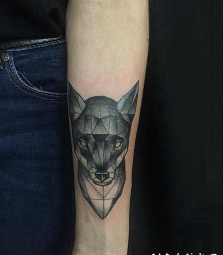 手臂微小的黑白抽象狐狸头部纹身图案