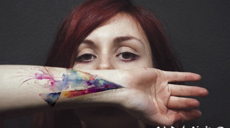 手腕五彩的几何泼墨装饰纹身图案