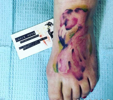 脚背抽象风格的火烈鸟彩色纹身图案