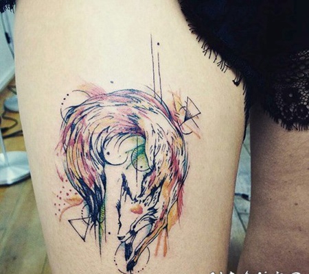 大腿很酷的抽象风格彩色狐狸与几何纹身图案