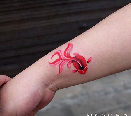 水中的小精灵，手臂好看的金鱼纹身