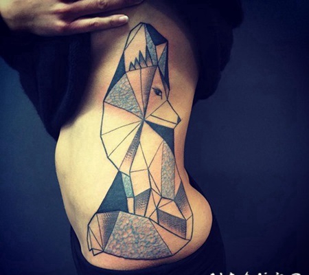 侧肋抽象风格的彩色点刺几何狐狸纹身图案