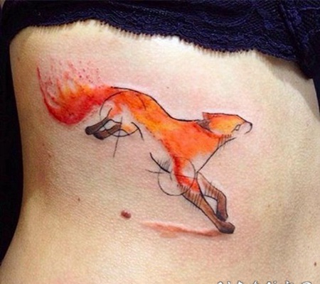 抽象风格的彩色狐狸和燃烧尾巴纹身图案