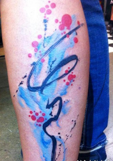 小腿五彩的装饰水墨纹身图案