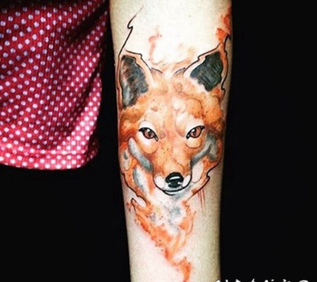 手背抽象设计的彩色狐狸头纹身图案