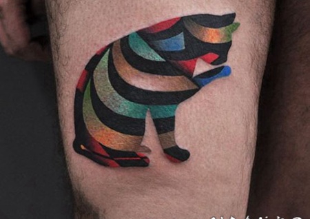 大腿七彩的猫纹身图案