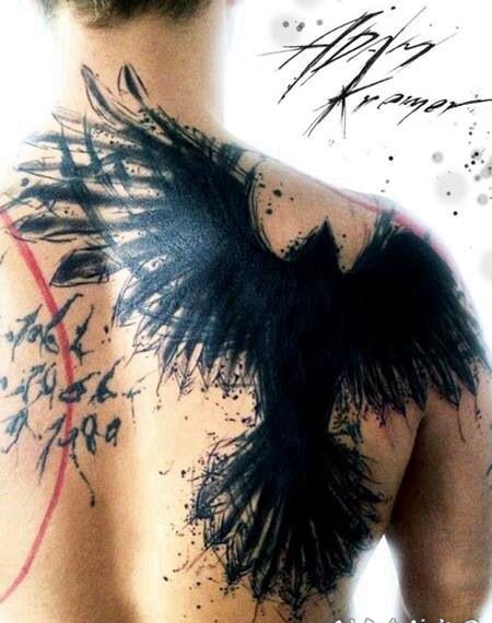 背部抽象风格的黑色乌鸦纹身图案