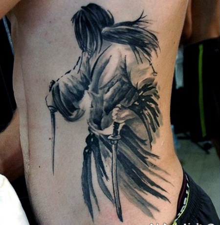 侧肋抽象风格的黑白神秘亚洲战士纹身图案