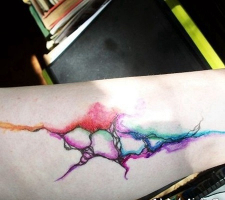 手臂抽象风格的水彩画泼墨纹身图案