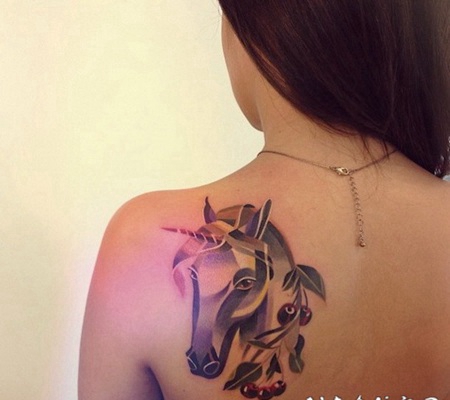 背部彩色的幻想独角兽与樱桃纹身图案