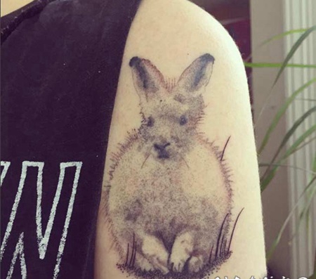 手背可爱的白色小兔子纹身图案