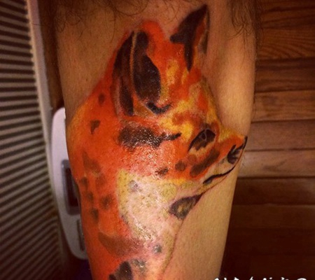 小腿抽象风格的彩色大狐狸纹身图案