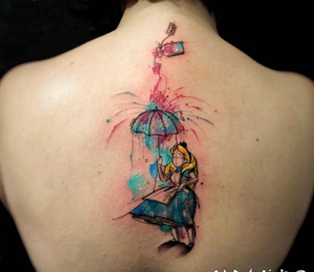 背部抽象风格的彩色爱丽丝仙境主题纹身图案