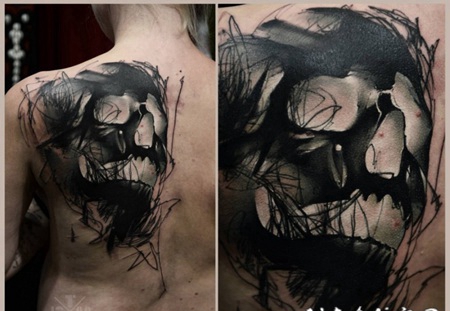背部黑色的恶魔头颅纹身图案