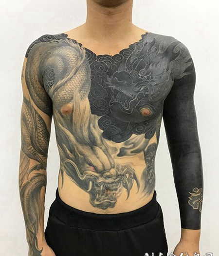 龙神际会，霸气黑白双龙纹身图案