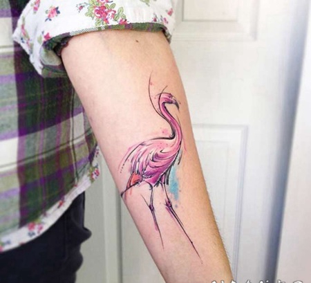 手背微小的粉红色火烈鸟纹身图案