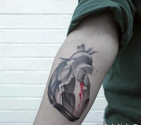 小臂抽象风格的彩色心脏纹身图案