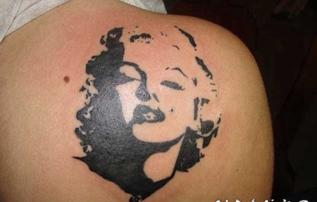 背部抽象风格黑白玛丽莲梦露肖像纹身图案