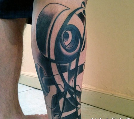 小腿抽象风格的黑色滑板纹身图案