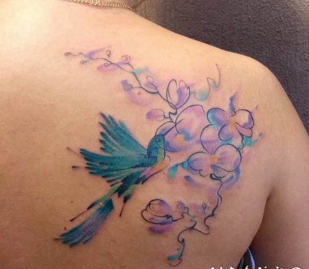 背部抽象风格美丽的彩色鸟和花朵纹身图案