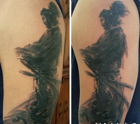 大臂抽象风格的神秘武士纹身图案