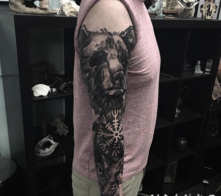 手臂抽象风格黑色的熊与猫头鹰和符号纹身图案