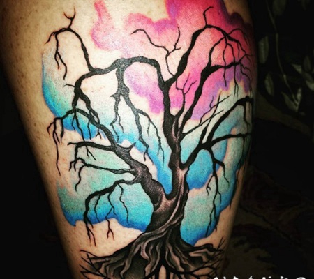 令人毛骨悚然的彩色天空和大树纹身图案