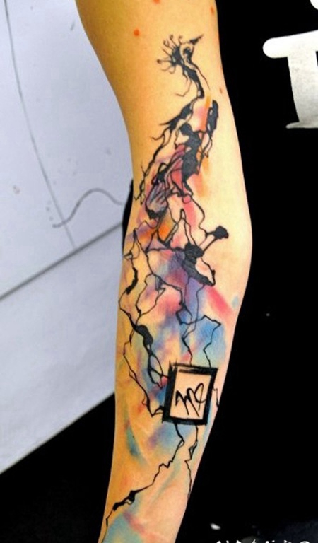 手臂抽象风格彩色泼墨与黑色鸟形装饰纹身图案