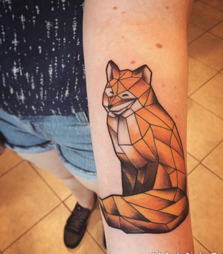 手臂抽象风格的彩色几何狐狸纹身图案