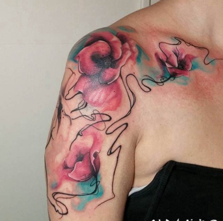 女生肩部抽象风格的各色花卉纹身图案