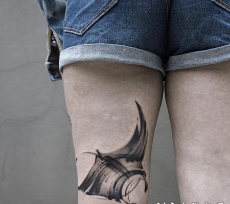 大腿黑色的水墨鱼纹身图案